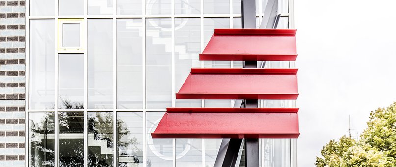 Das Logo der LAK vor dem Kammergebäude