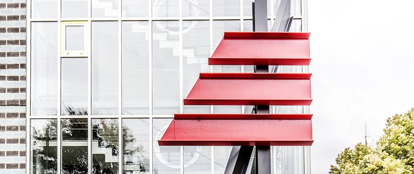 Das Logo der LAK vor dem Kammergebäude