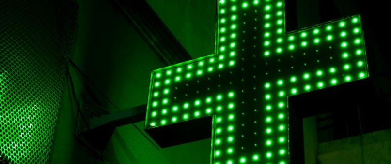 Kreuz aus grünen Lämpchen, Zeichen für Apotheken