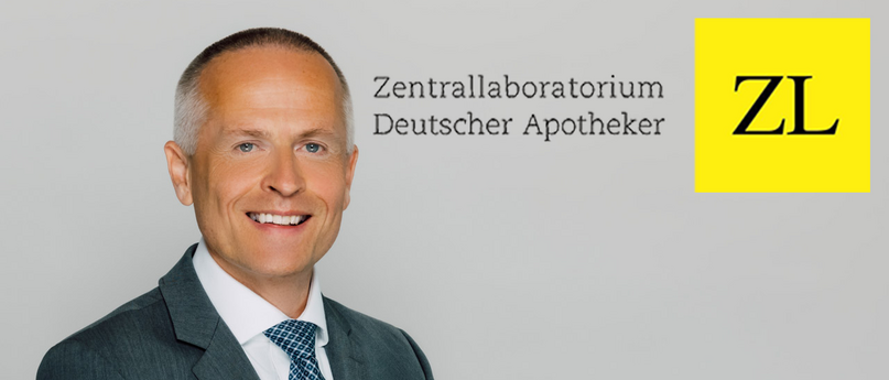 Kammerpräsident Braun mit dem Logo des ZL