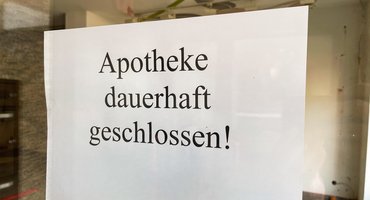 Ein Schild mit der Aufschrift "Apotheke dauerhaft geschlossen!"