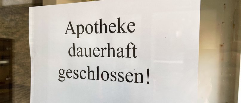 Ein Schild mit der Aufschrift "Apotheke dauerhaft geschlossen!"