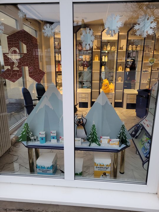 Bild eines weihnachtlichen Apothekenschaufensters