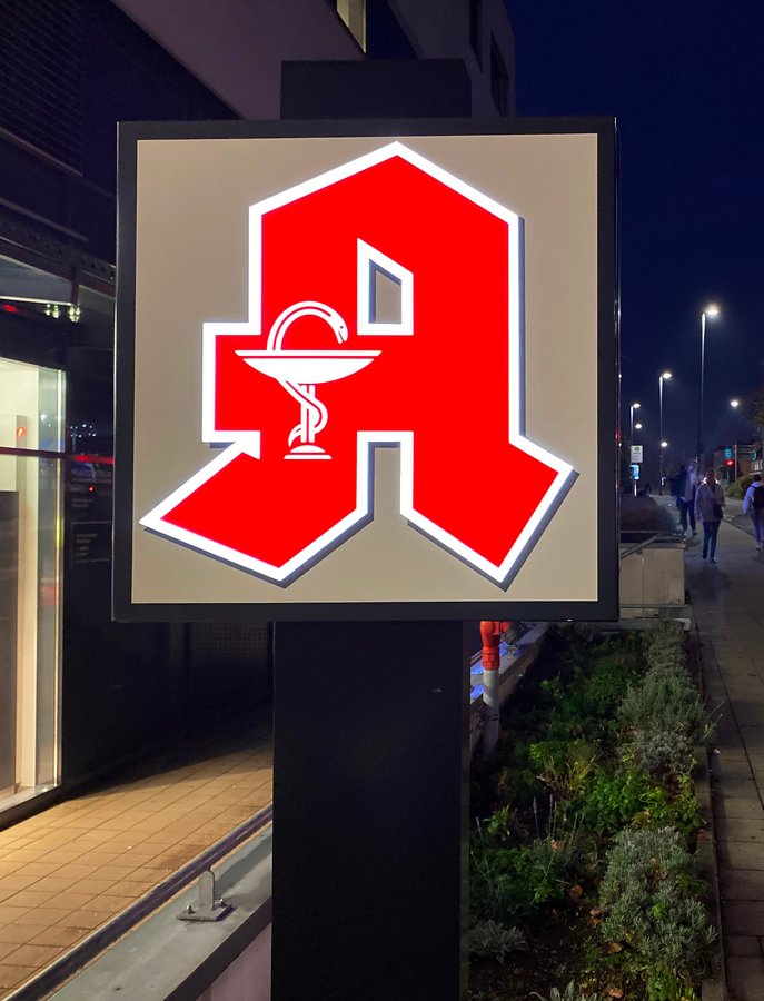 Ein leuchtendes Apotheken-A in der Nacht