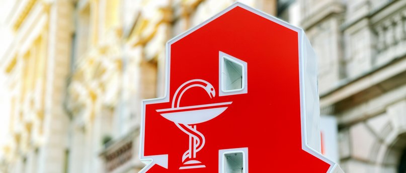 Apotheken-A vor einer Häuserfassade