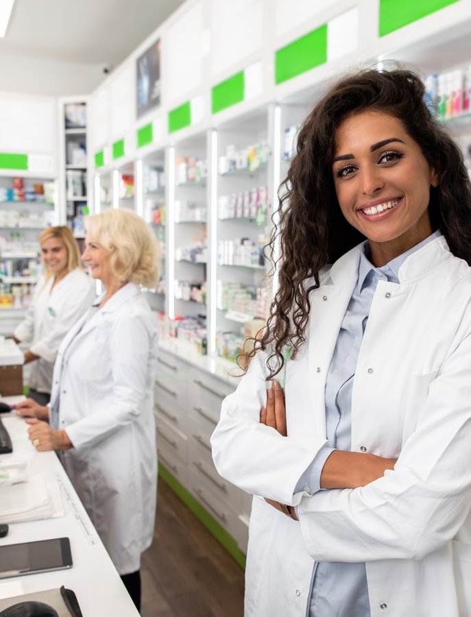 Eine Mitarbeiterin in der Apotheke