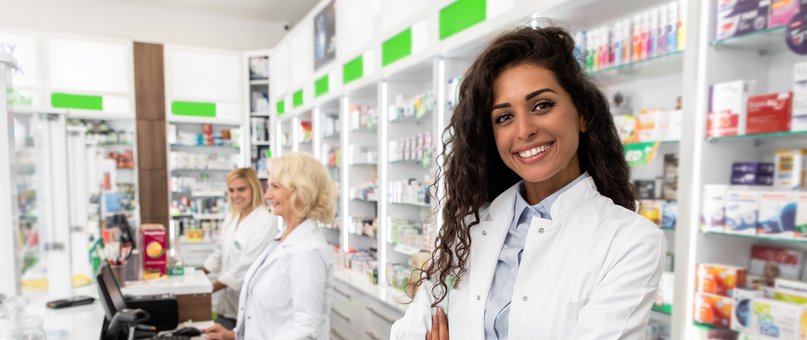 Eine Apothekerin in der Apotheke