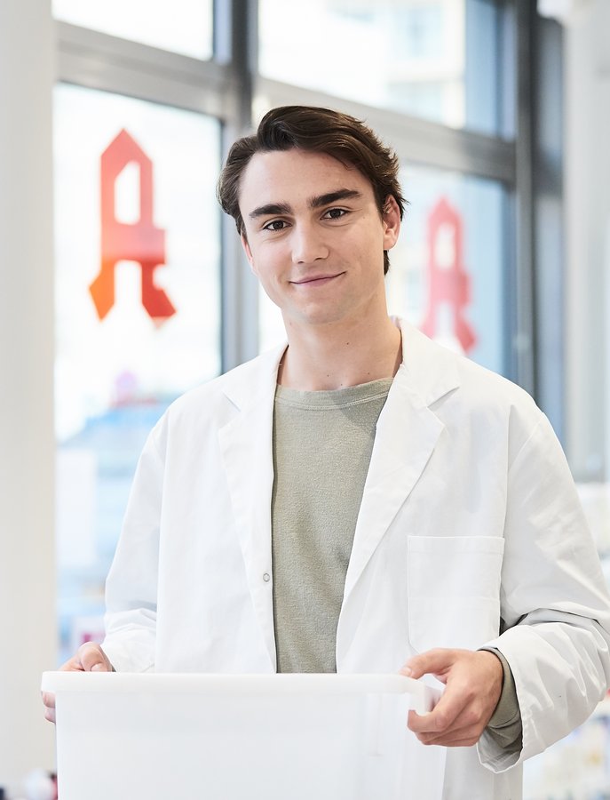 Ein PKA mit einer Kiste in einer Apotheke