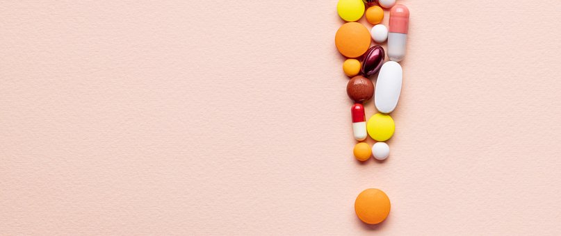 Ein Ausrufezeichen, das sich aus verschiedenen Tabletten zusammensetzt.