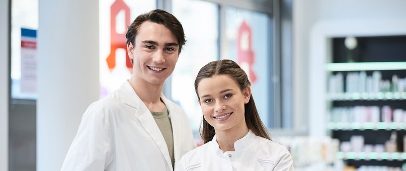 Zwei Mitarbeiter stehen in einer Apotheke