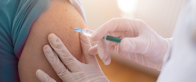 Ein Mensch wird geimpft