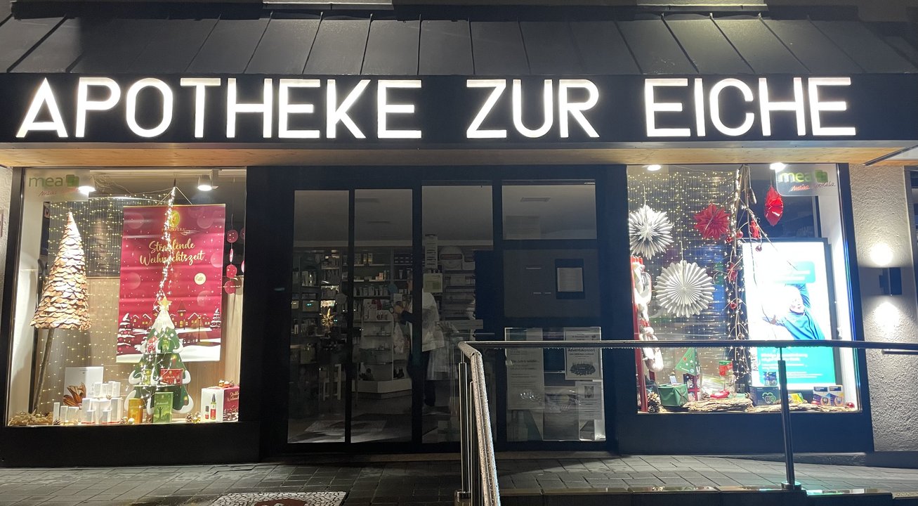 Bild eines weihnachtlichen Apothekenschaufensters