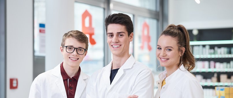 3 Mitarbeiter in einer Apotheke