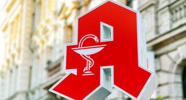Ein Apotheken-A vor einer Häuserfront