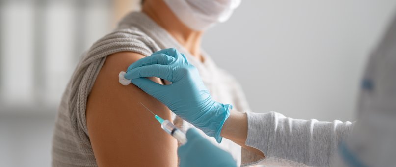 Eine Person führt eine Impfung durch