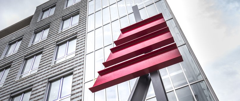 Das Logo der LAK vor dem Kammergebäude