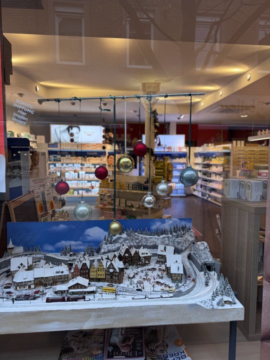 Bild eines weihnachtlichen Apothekenschaufensters
