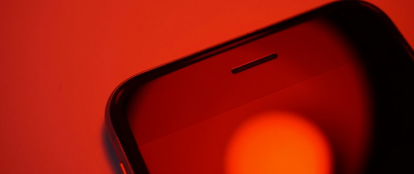 Ein Handy auf rotem Grund